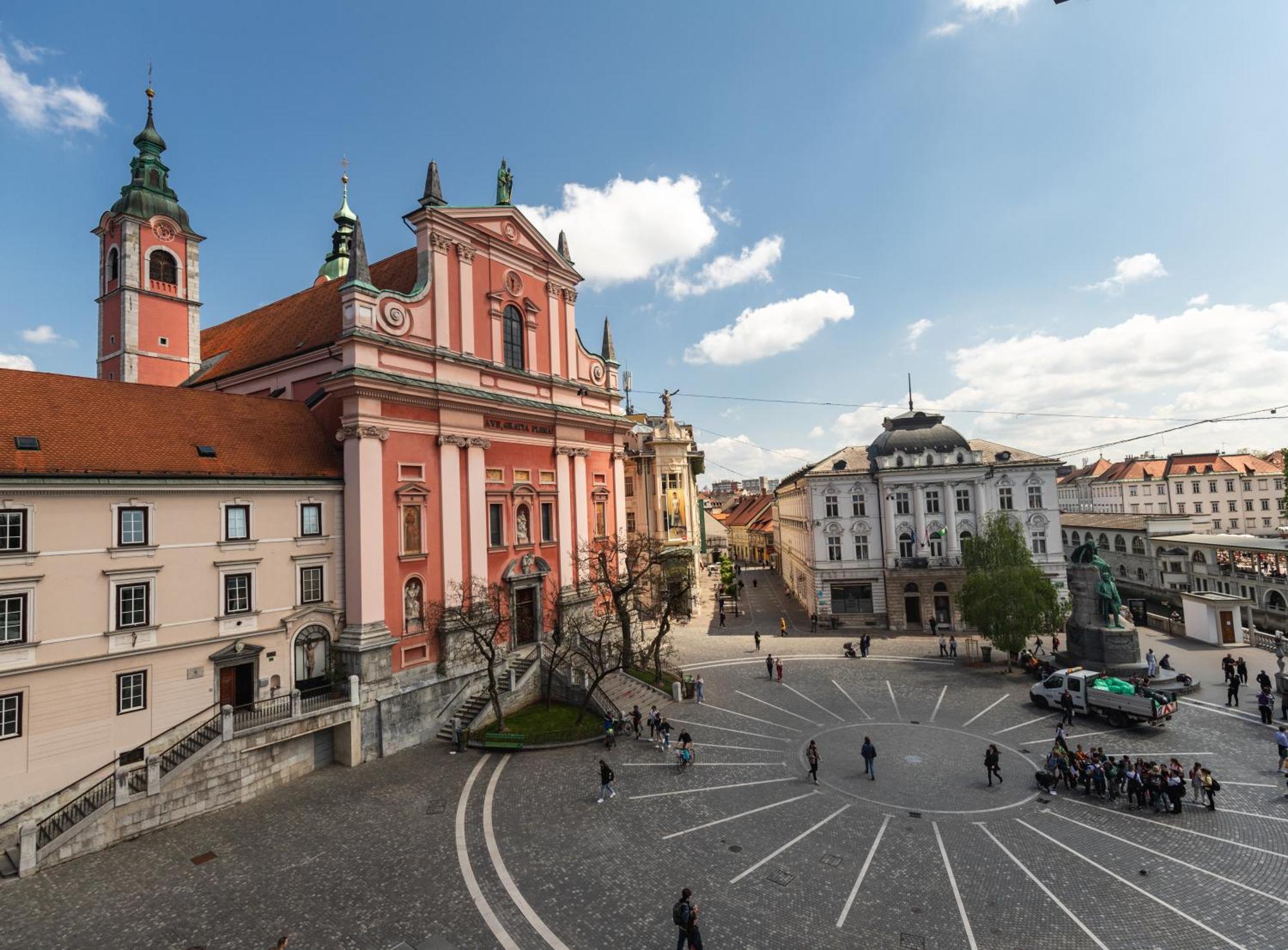 Triple Bridge Ljubljana Apartment Bagian luar foto